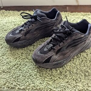 adidas Yeezy Boost 700 V2